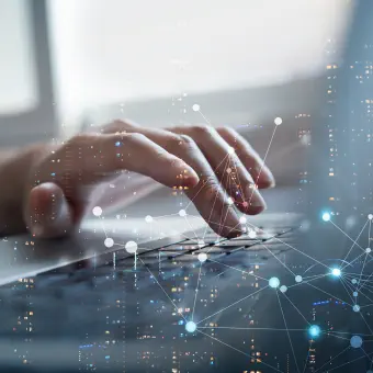 Eine Hand, die Daten auf einer Tastatur eingibt